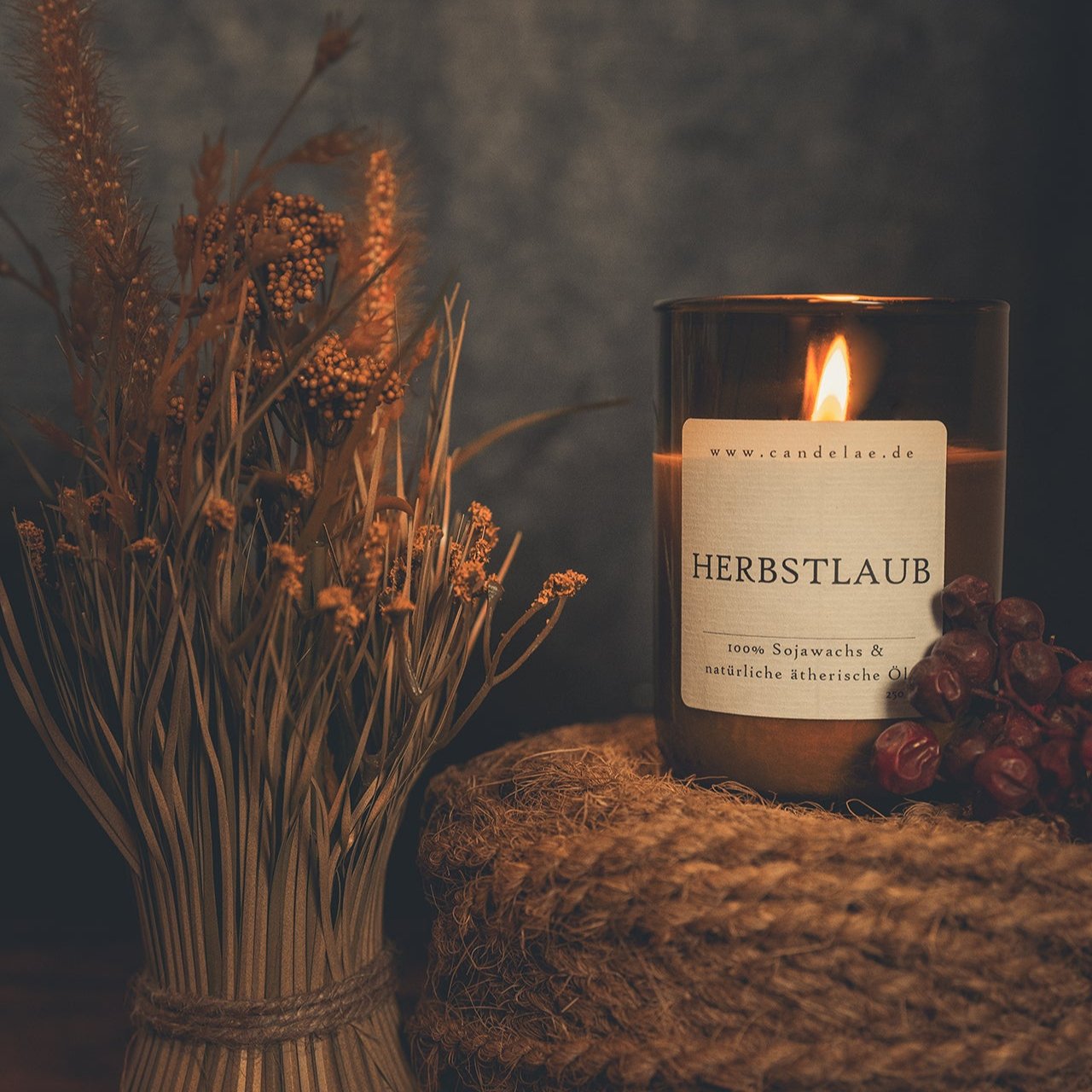 Herbstlaub Duftkerze – Handgefertigt aus Sojawachs & recyceltem Glas für gemütliche Herbstabende